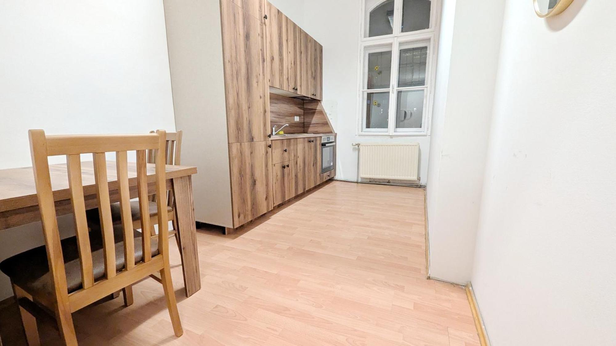 Spacious - 15 Min From Airport & Center, 5 Min From Main-bus Station Ez8 Homestay